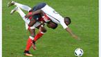 Pemain Prancis, Paul Pogba (atas), berebut bola dengan pemain Swiss, Breel Embolo, pada laga terakhir Grup A Piala Eropa 2016 di Stade Pierre Mauroy, Lille, Senin (20/6/2016) dini hari WIB. (AFP/Denis Charlet)