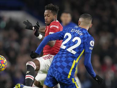 Manchester United harus puas dengan hasil imbang 1-1 saat bertandang ke markas Chelsea di Stamford Bridge dalam laga pekan ke-13 Liga Inggris 2021/2022, Minggu (28/11/2021). Kemenangan bisa saja diraih Setan Merah andai Fred tidak egois di akhir babak kedua. (AP/Kirsty Wigglesworth)