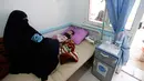 Seorang anak diduga terinfeksi kolera saat dirawat di sebuah rumah sakit di Sanaa, Yaman (15/5). Kolera adalah infeksi bakteri pada usus halus yang bisa menyebabkan diare parah dan dehidrasi serta dapat menyebabkan kematian. (AFP Photo/Mohammed Huwais)