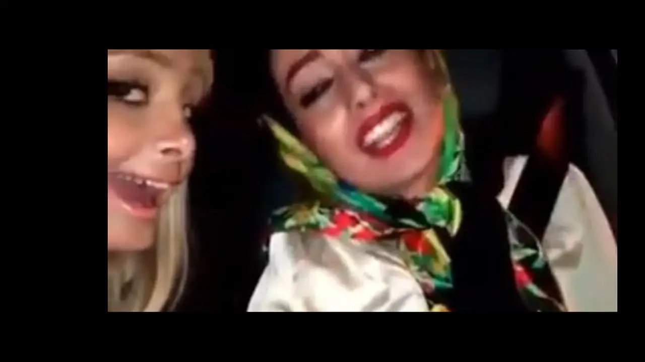 Gadis narsis asal Iran (source by: carscoops)