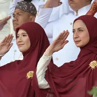 Potret Avi Basamalah di Upacara HUT RI ke-80 Perdana sebagai Istri Wabup Cianjur, Sederhana dan Syari