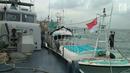 Kapal Sunrise Glory saat ditangkap KRI Sigurot 864 di selat Philips, Batam (7/2). TNI AL berhasil menggagalkan penyelundupan sabu seberat 1 ton yang diangkut kapal ikan berbendera Singapura, MV Sunrise Glory. (Liputan6.com/HO/Armabar TNI AL)