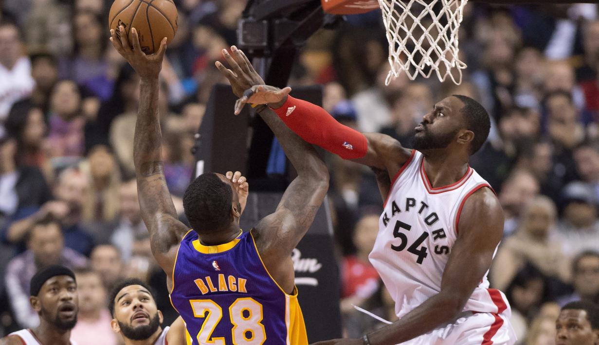Pemain Toronto Raptors, Cory Joseph (kanan) melakukan pelanggaran terhadap pemain Lakers, Tarik Black #28 pada laga NBA di Air Canada Centre, (2/12/2016). Raptors Menang 113-80. (Frank Gunn/The Canadian Press via AP)