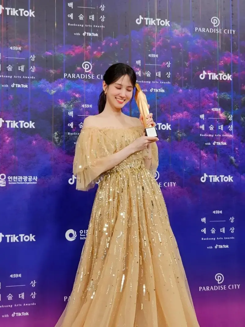 Transformasi Gaya Park Eun Bin yang Baru Menang Baeksang Arts Awards 2023 -  Lifestyle Liputan6.com