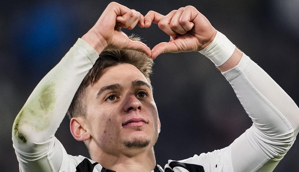 Pemain Juventus, Francisco Conceicao melakukan selebrasi setelah mencetak gol ke gawang Cagliari pada laga 16 besar Coppa Italia 2024/2025 yang berlangsung di Juventus Stadium, Turin, Italia, Rabu (18/12/2024) WIB. (AP Photo/LaPresse/Fabio Ferrari)