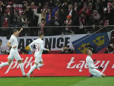 Penyerang Polandia, Karol Swiderski (kanan) berselebrasi setelah mencetak gol ke gawang Albania pada pertandingan kualifikasi grup E UEFA Euro 2024 di stadion Narodowy di Warsawa, Polandia, Selasa, 28 Maret 2023. (AP Photo/Czarek Sokolowski)