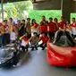 Tim Arjuna UI dan Tim Bumi Siliwangi UPI bersama prototipe konsep mobil mereka yang akan melaju di perlombaan adu cepat mobil efisien Shell Eco-marathon Asia-Pacific and the Middle East 2024. (Liputan6.com/Khizbulloh Huda)