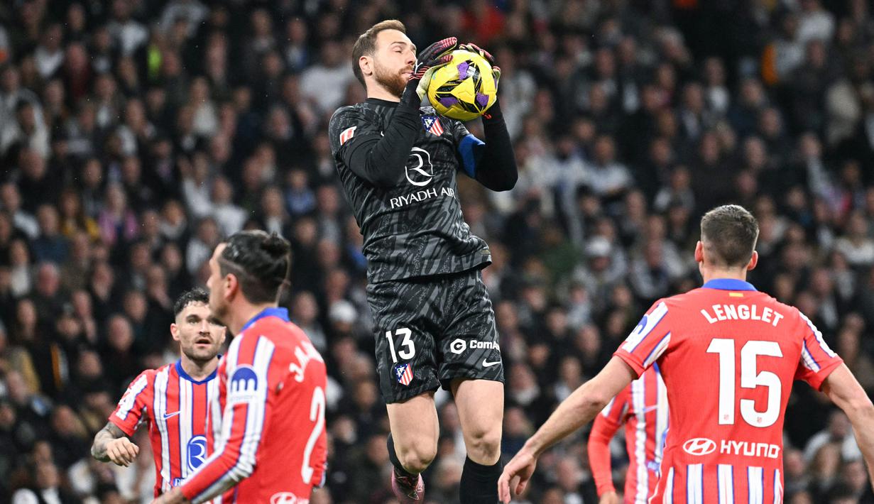 Shots on target juga unggul Real Madrid, yakni 9-1. Namun, dari sembilan shots on target itu, Real Madrid cuma mampu mencetak satu gol. Semua dimentahkan oleh Oblak. (AFP/Javier Soriano)