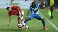 Gelandang Persija, Zerzauri (kiri) berebut bola dengan pemain RCD Espanyol Papa Kouly Diop  pada laga persahabatan di Stadion Patriot Candrabhaga, Bekasi, Rabu (19/7). Persija kalah telak dari RCD  Espanyol 0-7. (Liputan6.com/Helmi Fithriansyah)