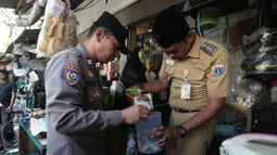 Petugas gabungan melaksanakan razia peredaran obat tramadol di kawasan KS Tubun, Tanah Abang, Jakarta Pusat, Selasa (13/10/2026). Tramadol merupakan obat pereda nyeri yang penggunaannya harus berdasarkan resep dan pengawasan tenaga medis untuk menghindari risiko kesehatan akibat penyalahgunaan. (KLY/Budy Santoso)