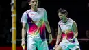 Pebulu tangkis ganda putra Indonesia, Raymond Indra/Nikolaus Joaquin melakukan selebrasi setelah menang atas pasangan Prancis, Eloi Adam/Leo Rossi dalam laga babak 32 besar Indonesia Masters 2026 di Istora, Senayan, Jakarta, Selasa (20/01/2026). (Bola.com/Bagaskara Lazuardi)