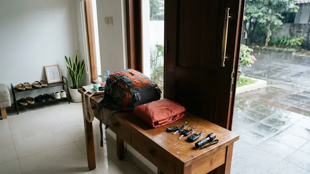 Barang yang Sebaiknya Selalu Disimpan Dekat Pintu Keluar Rumah