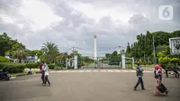 Warga berjalan di kawasan Monumen Nasional atau Monas di Jakarta, Jumat (1/1/2021). Pemerintah Provinsi DKI Jakarta menutup sejumlah tempat wisata selama masa libur Tahun Baru dari 25 dan 31 Desember 2020, serta 1 Januari 2021. (Liputan6.com/Faizal Fanani)