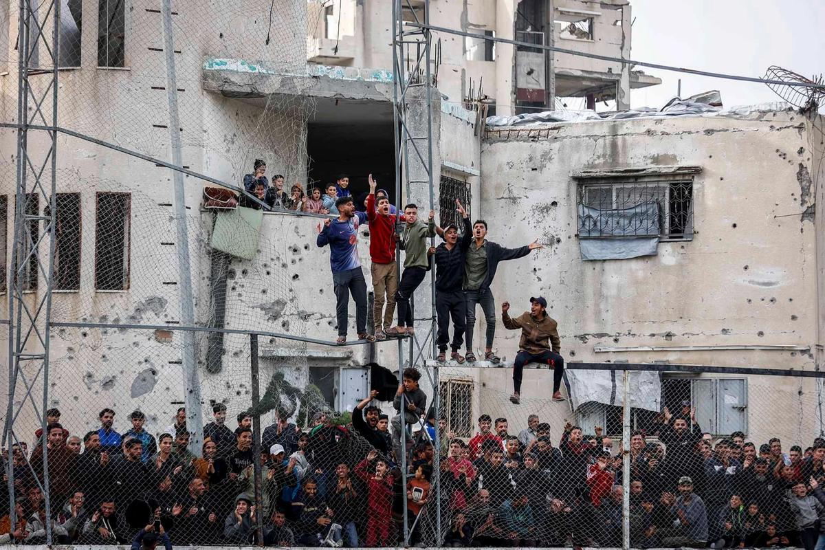 FOTO: Sepak Bola Hidupkan Harapan di Reruntuhan Gaza