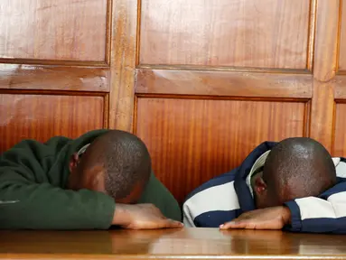 Pengusaha Samuel Kamau Karanja (kanan) dan saudaranya Henry Muiruri Karanja pemilik Apartemen 6 lantai di Nairobi yang ambruk saat memberikan keterangan di pengadilan Magistrates Court di Milimani , Nairobi , Kenya (3/5/2016). (REUTERS / Thomas Mukoya)