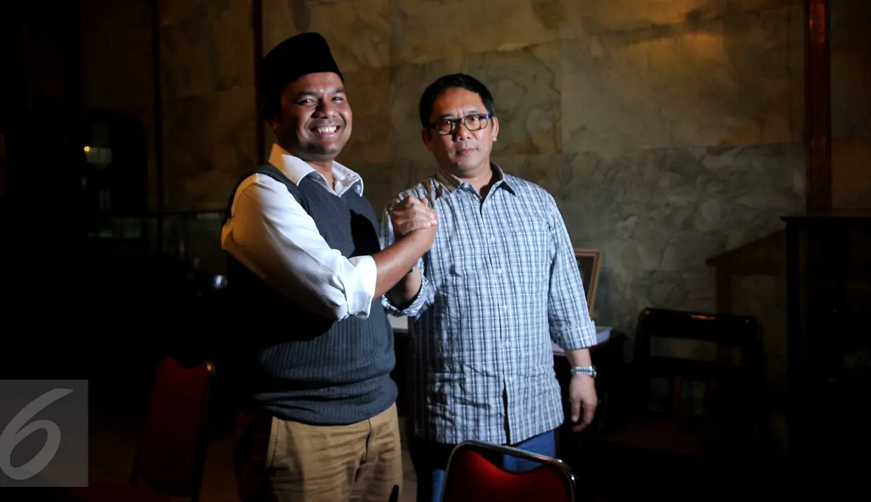 Bakal Calon Gubernur (balongub) DKI Jakarta dari PKS, Muhammad Idrus (kiri) berjabat tangan dengan Ketua DPD PDIP Boy Sadikin usai menggelar pertemuan dan silaturahmi politik di kediaman Boy Sadikin, Jakarta, Jumat (4/3). (Liputan6.com/Gempur M Surya)