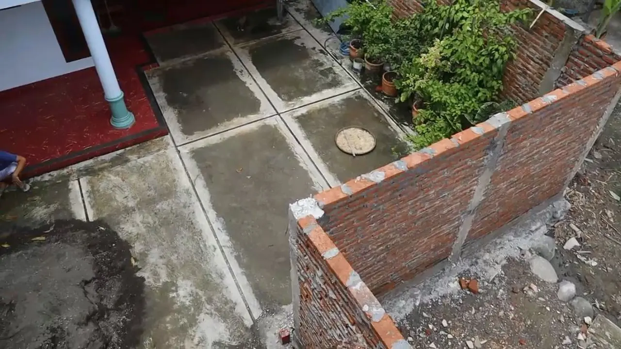 Tembok menutup akses jalan yang biasa dilewati 3 keluarga di Pemalang, Jawa Tengah. (Foto: Liputan6.com/Tangkapan Layar Video-Polres Pemalang)