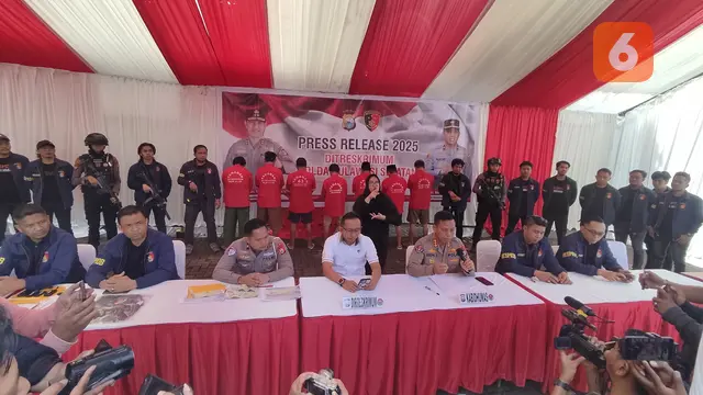 Polda Sulsel bongkar sindikat pemalsu STNK untuk kendaraan bodong (Liputan6.com/Fauzan)