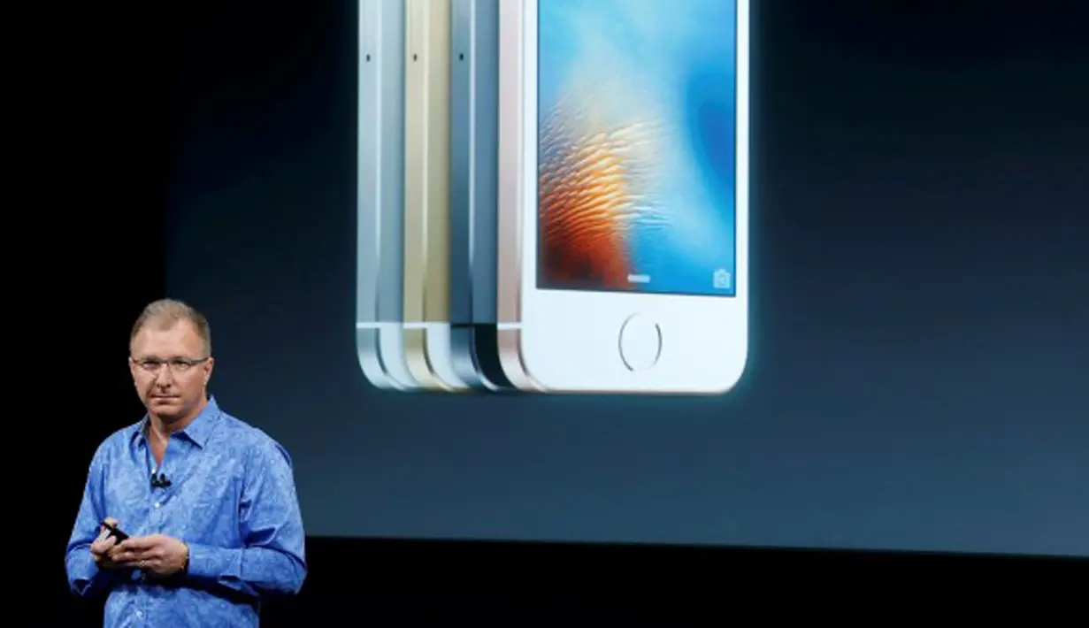 Wakil Presiden Apple, Greg Joswiak saat memperkenalkan iPhone SE saat peluncurannya di kantor pusat Apple di Cupertino, California (21/3). Gadget berukuran 4 inci ini harganya mencapai USD 399 atau sekitar Rp 5,2 juta. (REUTERS/Stephen Lam)