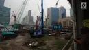 Seorang pria melihat proyek pembangunan Pasar Benhil di Jakarta, Kamis (29/11). Sejak dilakukan groundbreaking pada tahun 2016 hingga kini pembangunan pasar itu belum menunjukan perkembangan yang signifikan. (Merdeka.com/Imam Buhori)