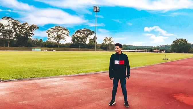 Chand Kelvin yang tengah melanjutkan pendidikan S2 di Malaysia juga tetap tampil keren. Chand terlihat mengenakan sweater yang dipadukan dengan blue jeans dan sneakers. (Liputan6.com/IG/@chand_kelvin)