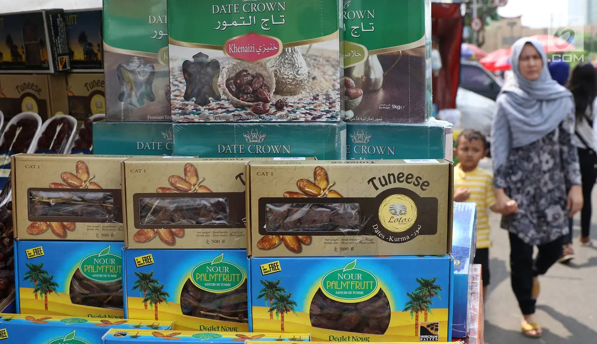 Penjual kurma menjajakan barang dagangannya di kawasan Tanah Abang, Jakarta, Selasa (6/6). Selama bulan Ramadan, penjualan kurma di kawasan tersebut meningkat 30%, yang dihargai Rp35ribu - Rp350ribu perkilogram. (Liputan6.com/Immanuel Antonius)