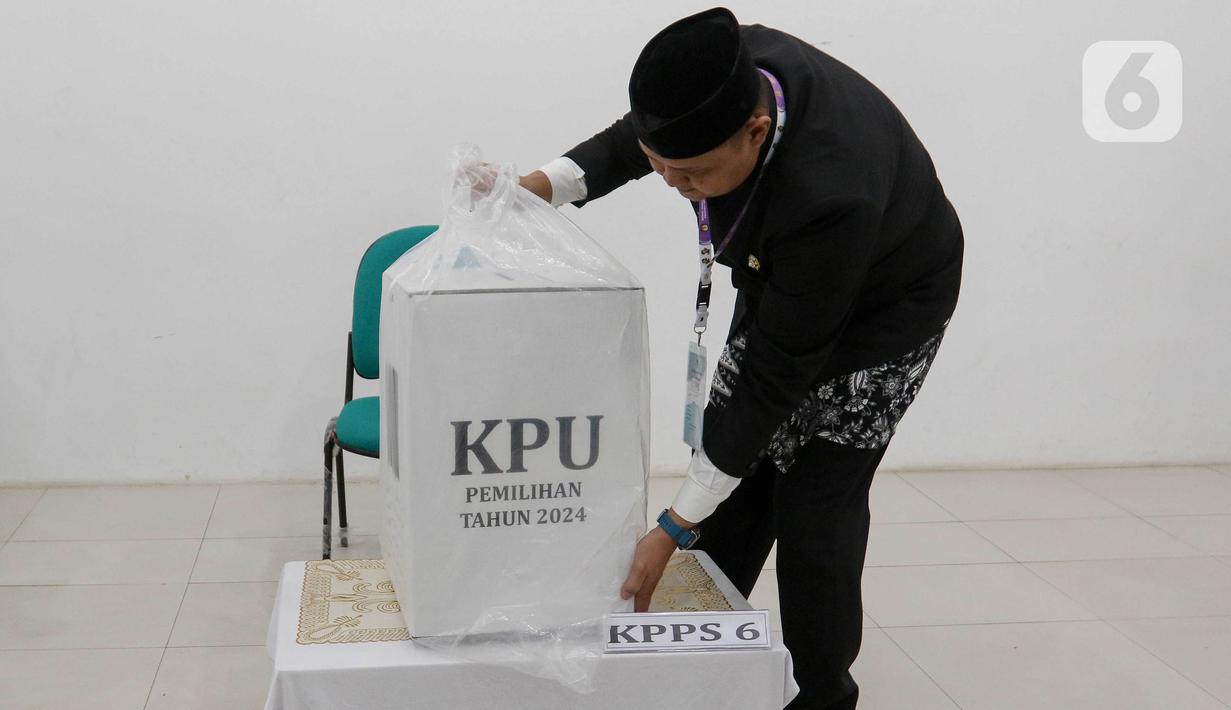 KPU wilayah kota juga masih menunggu logistik Pilkada lainnya seperti tinta dan alat bantu tunanetra. (Liputan6.com/Herman Zakharia)