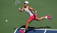 Janice Tjen, petenis Indonesia, mengembalikan bola ke arah Emma Raducanu, petenis Inggris Raya, pada putaran kedua kejuaraan tenis US Open, Rabu, 27 Agustus 2025, di New York. (Foto AP/Andres Kudacki)