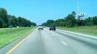 Foto yang diambil dari rekaman video ini menunjukkan sebuah benda terang melintas di langit di McDonough, Georgia, Amerika Serikat pada Kamis (26/6/2025). (Dok. Bryan Jennings Updyke via AP)