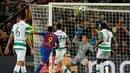 Kiper Celtic, Dorus de Vries gagal menghalau tendangan penyerang Barcelona, Luis Suarez pada Liga Chmapions Grup C di Stadion Camp Nou, Spanyol (14/9). Suarez mencetak dua gol dan membawa Barcelona menang 7-0. (REUTERS/Albert Gea)