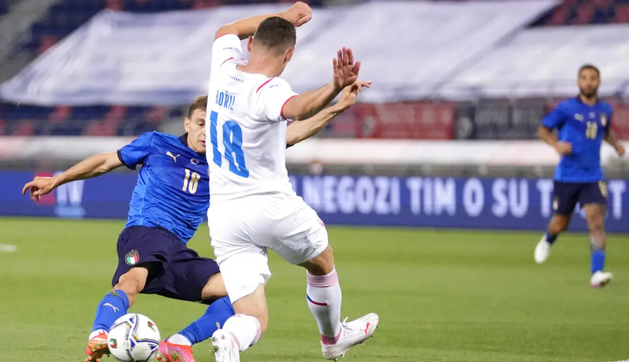 Pemain Italia Nicola Barella (kiri) mencetak gol ke gawang Republik Ceko pada pertandingan persahabatan internasional di Bologna, Italia, Jumat (4/6/2021). Italia menang 4-0. (AP Photo/Antonio Calanni)