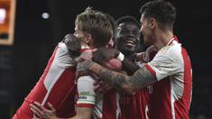 Arsenal terus memberi tekanan kepada juara bertahan Manchester City dalam perburuan gelar juara Premier League 2023/2024. Saat The Citizens belum bermain di pekan ke-33 karena tengah bertanding di ajang Piala FA, The Gunners sukses memetik kemenangan 2-0 atas tuan rumah Wolverhampton Wanderers, Minggu (21/4/2024) dini hari WIB berkat dua gol Leandro Trossard (45') dan Martin Odegaard (90+5) untuk kembali merebut posisi puncak klasemen sementara dengan mengoleksi 74 poin, unggul satu poin dari Manchester Biru. (AP Photo/Rui Vieira)