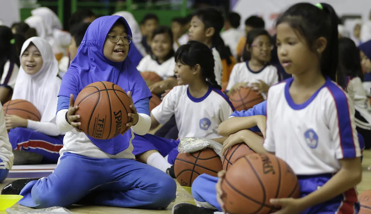 Sejumlah anak-anak saat mengikuti coaching clinic bersama Jr. NBA di GOR Soemantri Brodjonegoro, Kuningan, Jakarta, Kamis (17/10). Jr. NBA bekerjasama dengan Pemprovi DKI Jakarta padukan kurikulum olahraga basket dan pengembangan kebugaran. (Bola.com/Yoppy Renato)