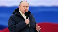 Presiden Rusia Vladimir Putin menyampaikan pidatonya pada konser perayaan  delapan tahun referendum tentang status negara bagian Krimea dan Sevastopol serta penyatuannya kembali dengan Rusia, di Moskow, Rusia (18/3/2022). (Ramil Sitdikov/Sputnik Pool Photo via AP)