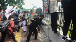 Pengunjuk rasa berupaya masuk ke dalam gedung DPR dengan menjebol pagar. (merdeka.com/Arie Basuki)