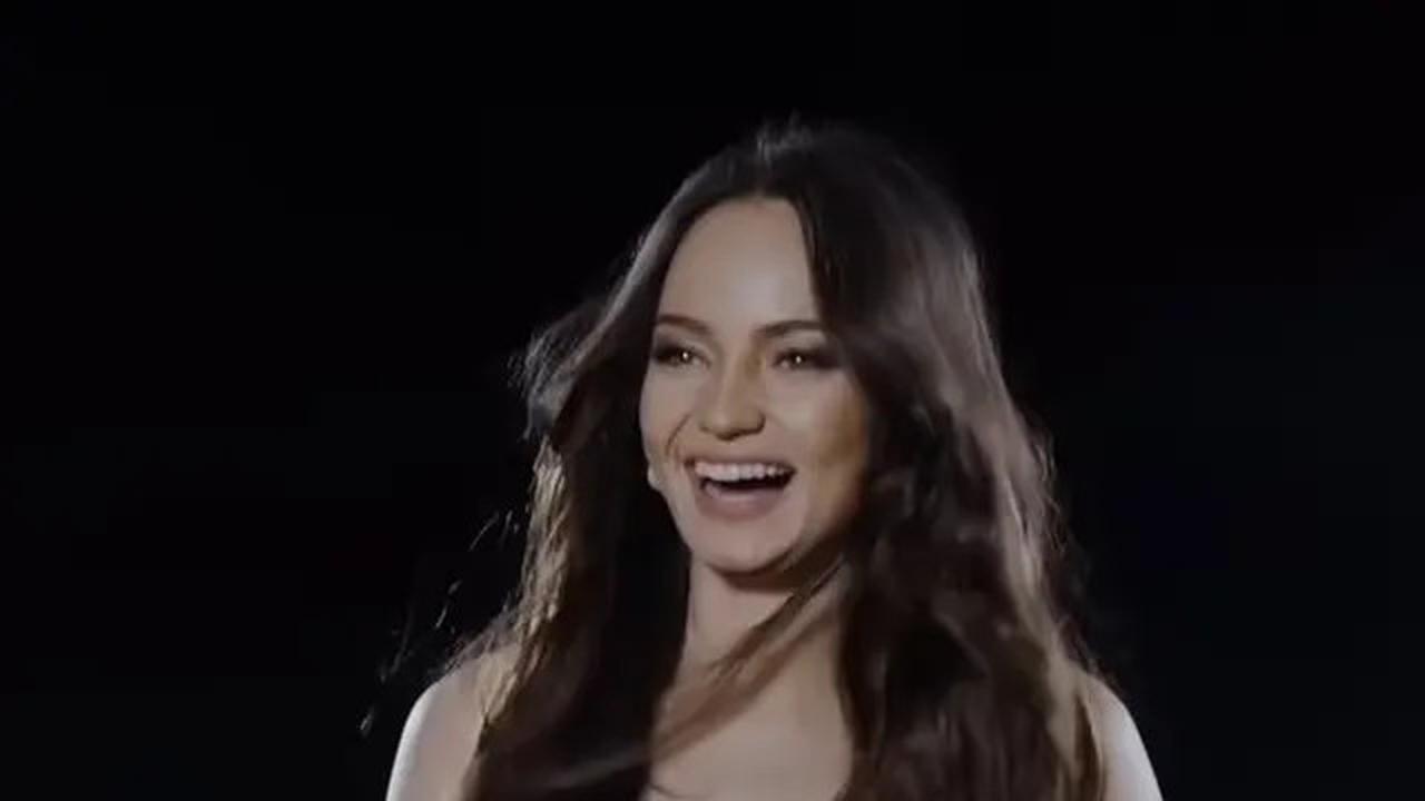 6 Potret Enzy Storia Mengibaskan Rambut hingga Cinta Laura Rela Potong Rambut Pendek di Panggung L'oreal Paris Fashion Week