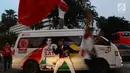 Pendukung capres-cawapres 01 Jokowi-Ma'ruf Amin berkeliling di kawasan Bundaran HI, Jakarta, Rabu (17/4). Berdasarkan hasil hitung cepat  Pasangan Jokowi-Ma'ruf Amin unggul diberbagai lembaga survei. (Merdeka.com/Imam Buhori)