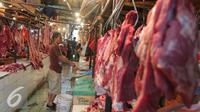 Aktivitas jual beli daging sapi di Pasar Senen, Jakarta, Jumat (5/8). Pemerintah mencabut ketentuan kewajiban importir daging untuk menyerap daging lokal sebanyak tiga persen dari total kuota impor yang diperoleh. (Liputan6.com/Angga Yuniar)