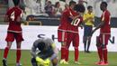 Pemain UEA merayakan gol ke gawang Malaysia pada laga Pra Piala Dunia 2018 di Abu Dhabi, UEA, Kamis (3/9/2015). Malaysia sudah kebobolan 30 gol dalam lima kali perjumpaannya dengan negara Timur Tengah. (AFP Photo/Karim Sahib)