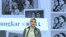 Pada runway, Titi mengenakan setelan longgar dengan motif bold yang memberikan kesan modern dan stylish. [Dok/Fimela/Adrian Utama P].