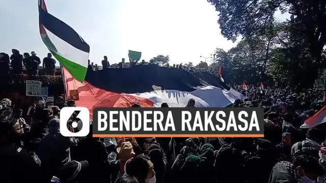 Ribuan orang gelar demonstrasi di depan Gedung Sate Jawa Barat hari Sabtu (22/5). Mereka sampaikan aspirasi mendukung kemerdekaan Negara Palestina dengan membawa bendera raksasa.