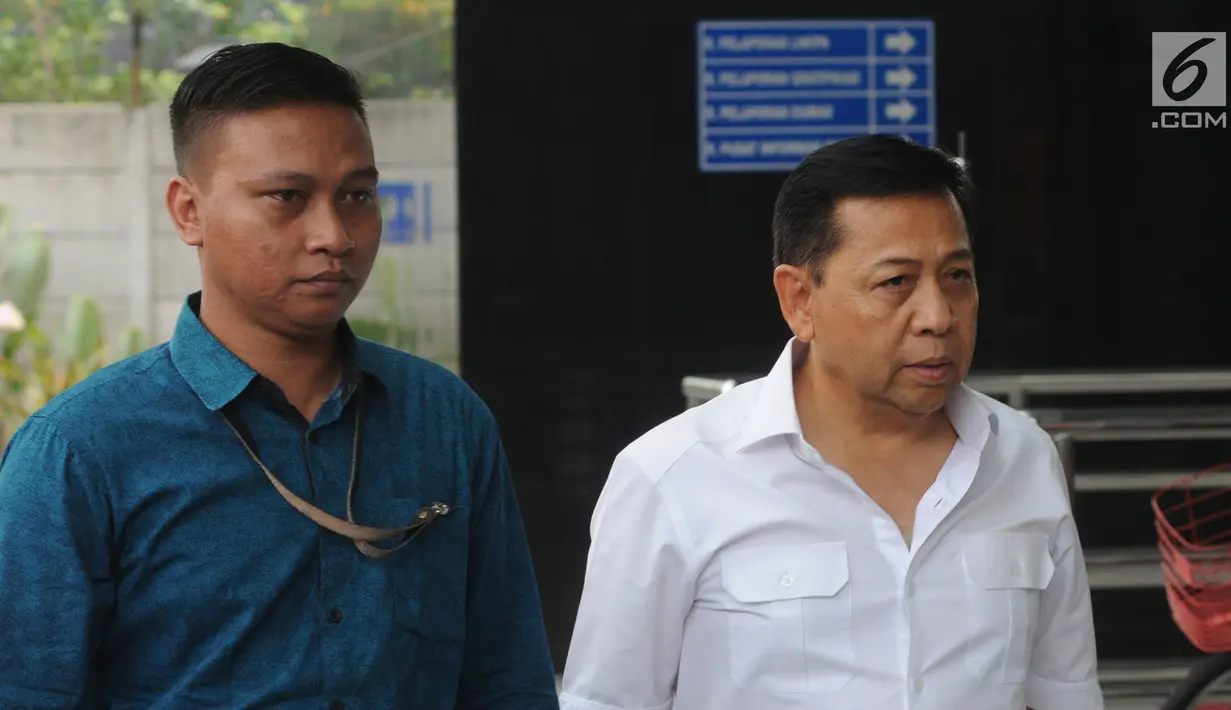 Terpidana kasus korupsi mega proyek KTP elektronik, Setya Novanto (kanan) saat akan menjalani pemeriksaan di Gedung KPK, Jakarta, Selasa (27/8). Setya Novanto diperiksa sebagai saksi untuk tersangka Johannes Budisutrisno Kotjo. (Merdeka.com/Dwi Narwoko)