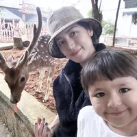 Jessica Iskandar main ke kebun binatang (Sumber: Instagram/inijedar)