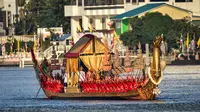 Kapal yang membawa Raja Thailand Maha Vajiralongkorn terlihat saat prosesi Royal Barge di Sungai Chao Phraya, Bangkok, Kamis (12/12/2019). Acara ini merupakan prosesi akhir penobatan Raja Thailand Maha Vajiralongkorn. (Lillian SUWANRUMPHA/AFP)