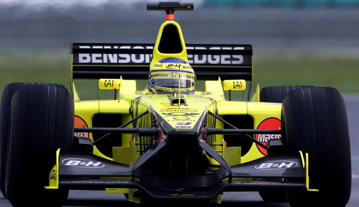 Pembalap tim Jordan, Jarno Trulli medapatkan masalah ketika balapan GP Austria tahun 2001 akan dimulai. Launch control-nya bermasalah sehingga mobilnya mogok. Ia bergegas ganti mobil. Namun ia melakukan kesalahan akibat keluar pit stop saat lampu masih merah. (Foto: AFP/Stephen Shaver)
