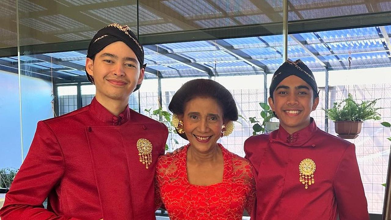 Susi Pudjiastuti Anggun Berkebaya Dipelukan Dua 'Pangeran' Tampan, Potretnya jadi Sorotan