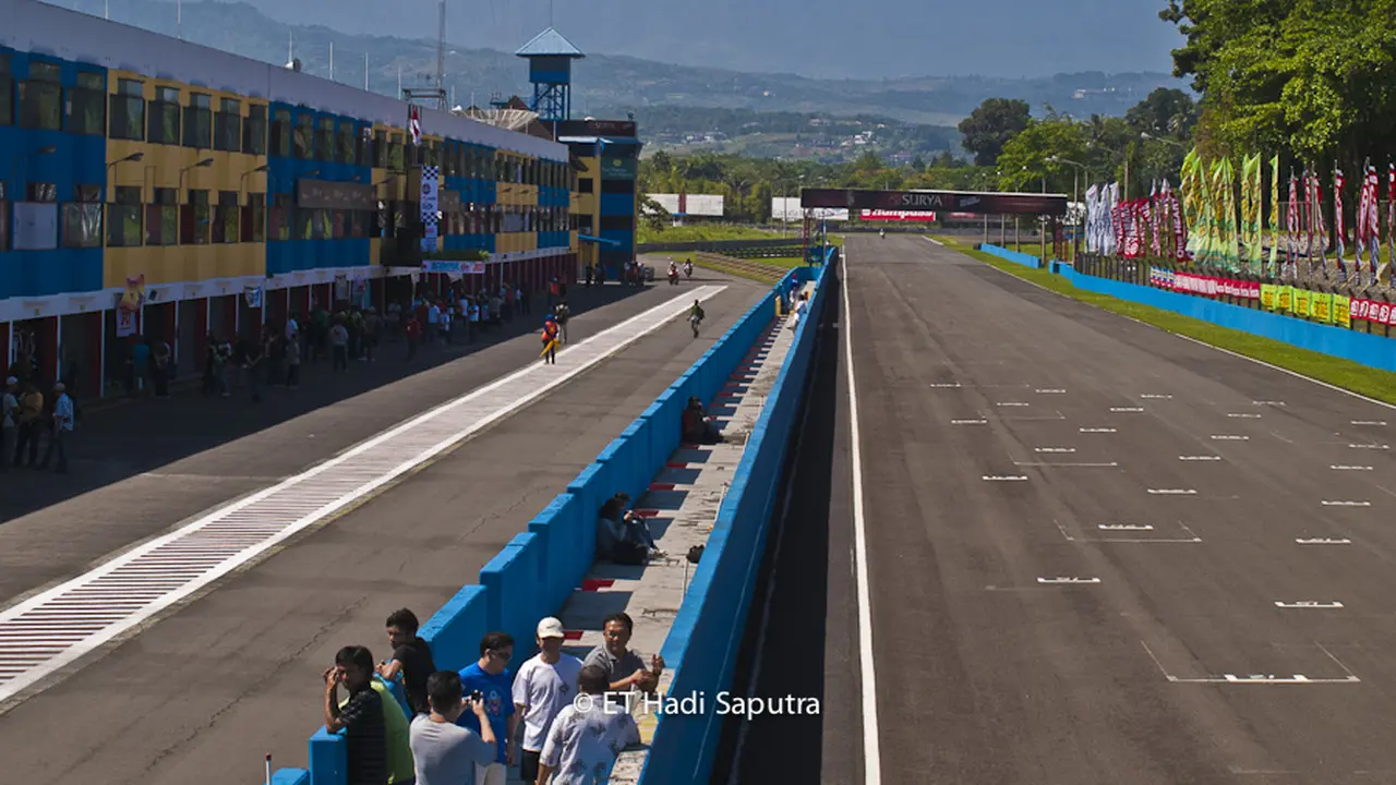 Wow, Ada Orang Nyebrang Saat Pembalap Ngebut di Sirkuit Sentul