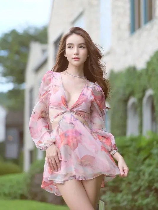 Dengan riasan minimalis, Yoshi tetap terlihat cantik saat mengenakan mini dress dengan kerah leher rendah. [Foto: IG/yoshirinrada].