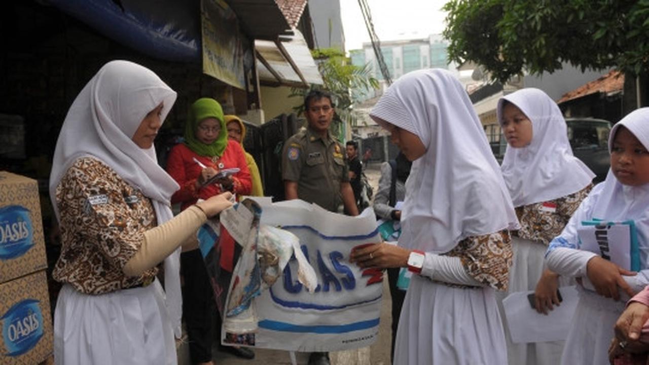 Aksi pelajar turunkan spanduk iklan rokok di warung dekat sekolah