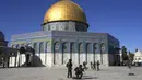 <p>Pasukan keamanan Israel mengambil posisi saat bentrokan dengan demonstran Palestina di depan Dome of the Rock, Kompleks Masjid Al Aqsa, Kota Tua Yerusalem, 15 April 2022. (AP Photo/Mahmoud Illean)</p>